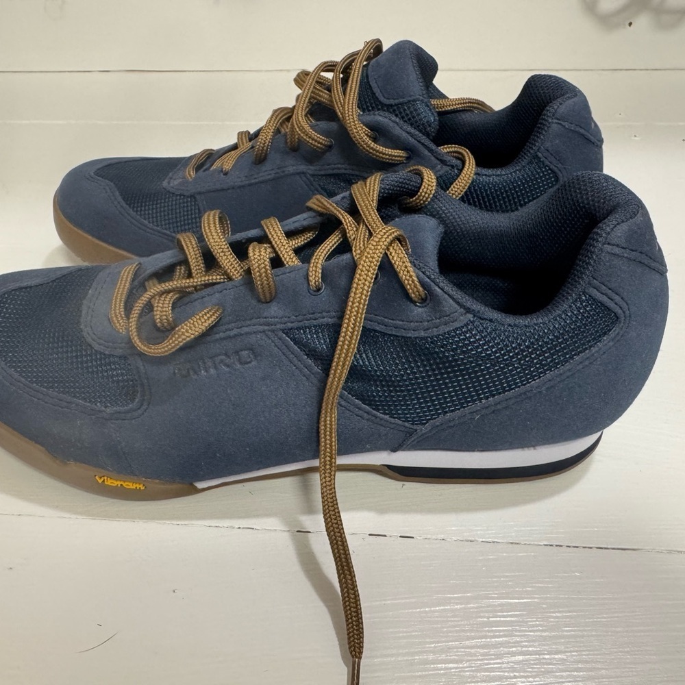 Giro Men's Biking Shoes by Vibram NWOT in Navy and Tan size US 9 - Picture 2 of 8